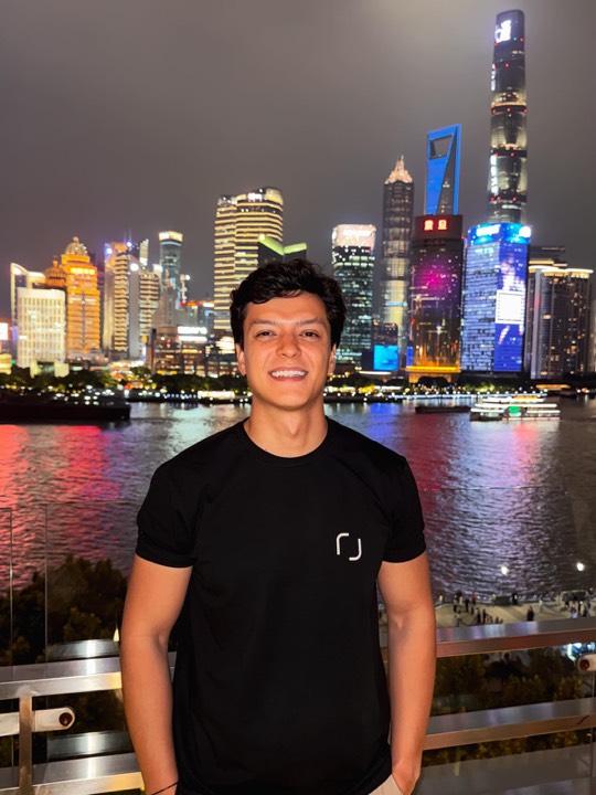 Henrique Komatsu em Xangai, China